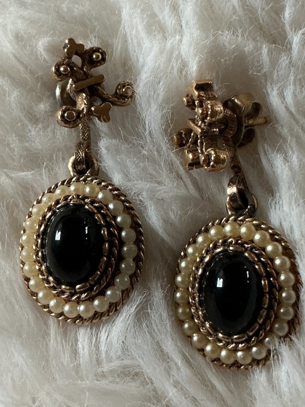 Victorian style gold tone convertible dangle earrings 1973 Avon. Cabochon/pearl